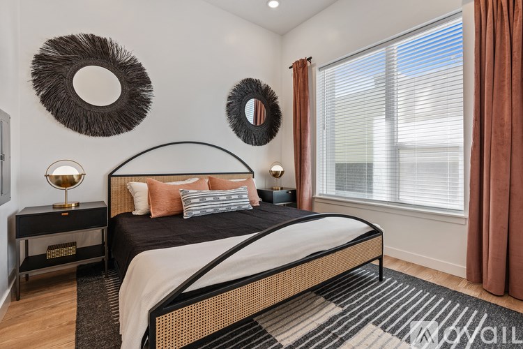 Source URL: https://prod-avail.s3.amazonaws.com/public_images/41503133/listing/Sevenotwmain_10172024_bedroom_with_mirrors.jpg