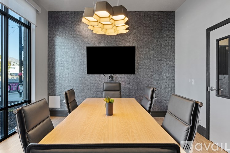 Source URL: https://prod-avail.s3.amazonaws.com/public_images/41503136/listing/Sevenotwmain_10172024_business_office.jpg