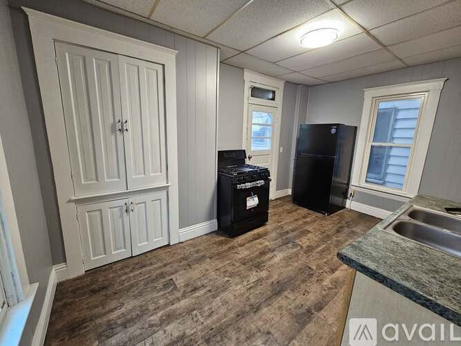 Source URL: https://prod-avail.s3.amazonaws.com/public_images/41501322/listing/Kitchen.jpg