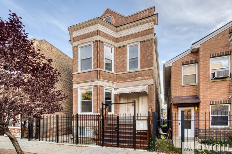 Source URL: https://prod-avail.s3.amazonaws.com/public_images/41501278/listing/17610779999-IMG_2125_HDR.jpg