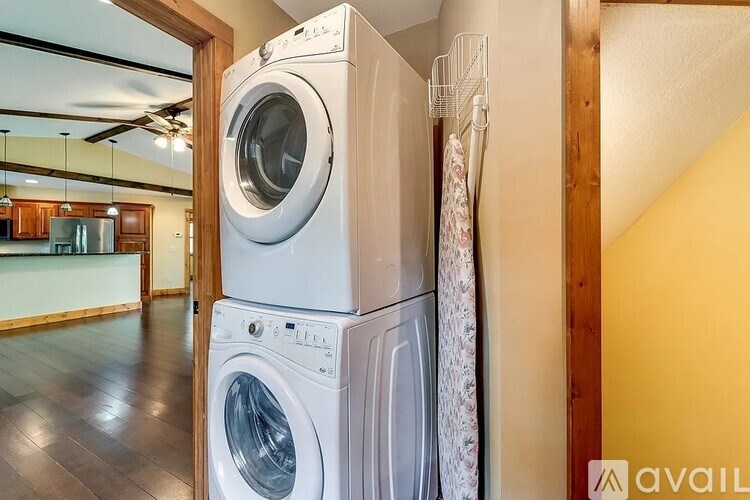 Source URL: https://prod-avail.s3.amazonaws.com/public_images/41501036/listing/f761c62a336247d9a9f52b025597099e-uncropped_scaled_within_1536_1152.jpg