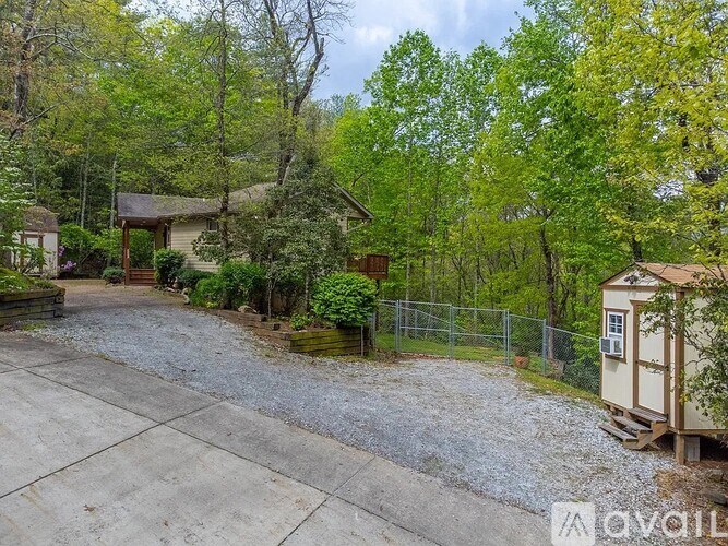 Source URL: https://prod-avail.s3.amazonaws.com/public_images/41501048/listing/40b52c1342d7db0cc3365f4c2f36079c-uncropped_scaled_within_1536_1152.jpg