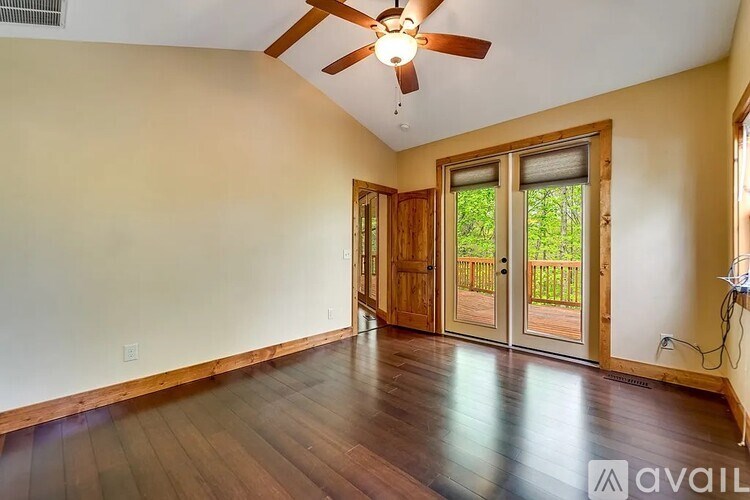 Source URL: https://prod-avail.s3.amazonaws.com/public_images/41501032/listing/60d9043a1a8706a12fff738ec8d61932-uncropped_scaled_within_1536_1152.jpg