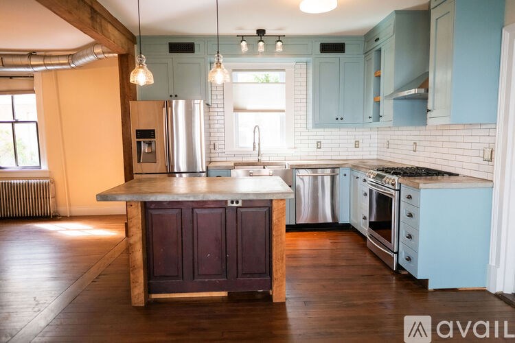 Source URL: https://prod-avail.s3.amazonaws.com/public_images/41499439/listing/AirbnbDSC_9564.jpg