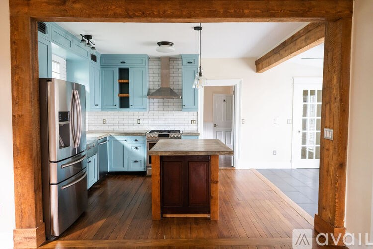 Source URL: https://prod-avail.s3.amazonaws.com/public_images/41499440/listing/AirbnbDSC_9527.jpg