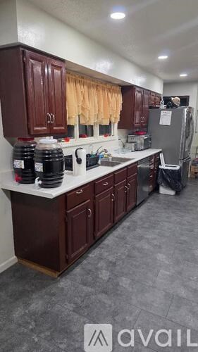 Source URL: https://prod-avail.s3.amazonaws.com/public_images/41498635/listing/Kitchen.jpg