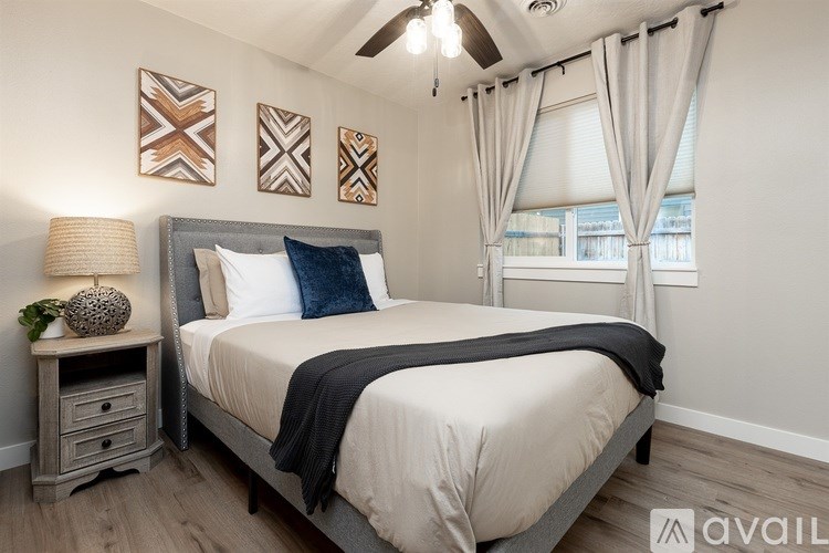 Source URL: https://prod-avail.s3.amazonaws.com/public_images/41489384/listing/24_Back_Bedroom_with_Queen_Bed.jpg