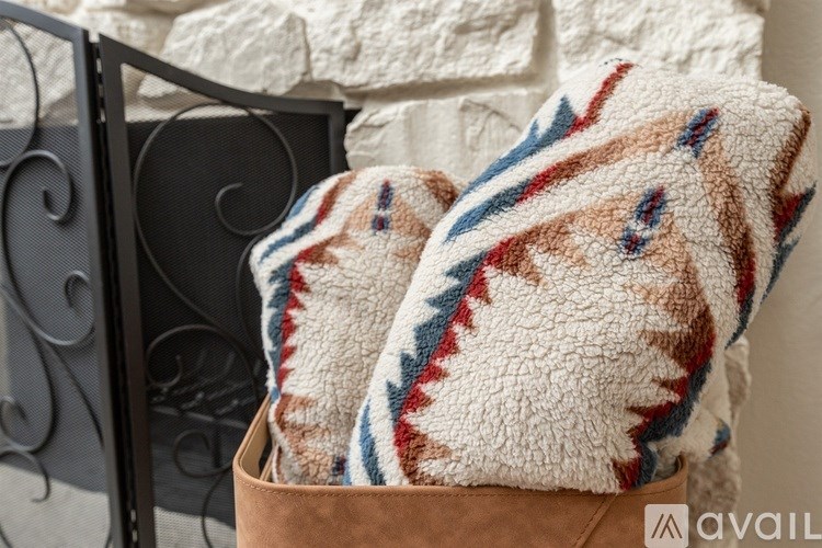 Source URL: https://prod-avail.s3.amazonaws.com/public_images/41495002/listing/42_Pendleton_throw_blankets.jpg