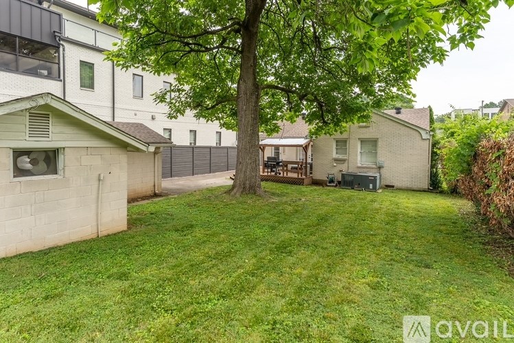 Source URL: https://prod-avail.s3.amazonaws.com/public_images/41503481/listing/The_Music_Row_Bungalow_53.jpg