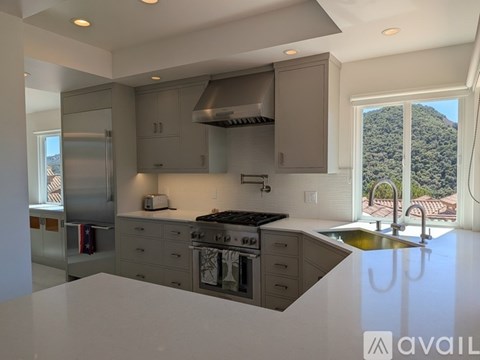 Source URL: https://prod-avail.s3.amazonaws.com/public_images/41512501/listing/6438_Fiddleneck_kit8.jpg