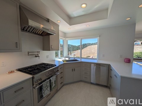 Source URL: https://prod-avail.s3.amazonaws.com/public_images/41512503/listing/6438_Fiddleneck_kit5.jpg