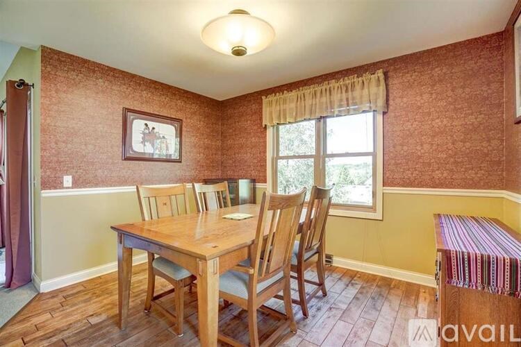 Source URL: https://prod-avail.s3.amazonaws.com/public_images/41511405/listing/1917345-10.jpg