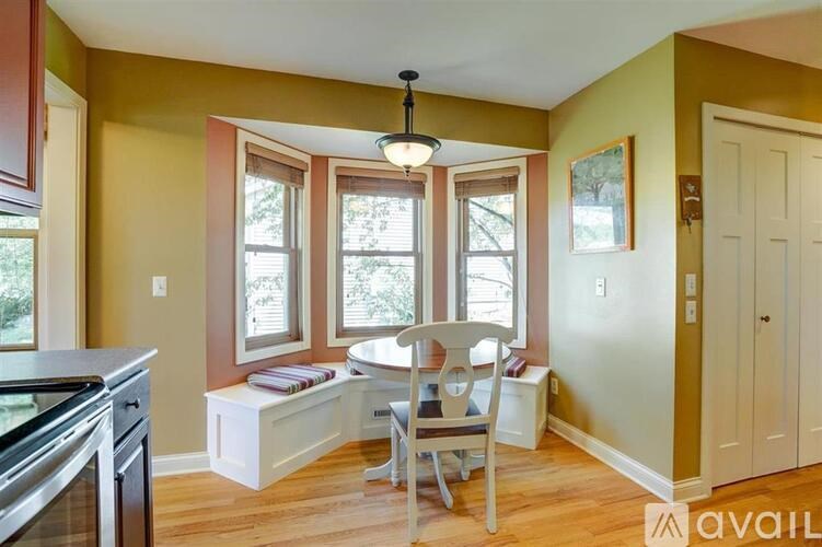 Source URL: https://prod-avail.s3.amazonaws.com/public_images/41511399/listing/1917345-8.jpg