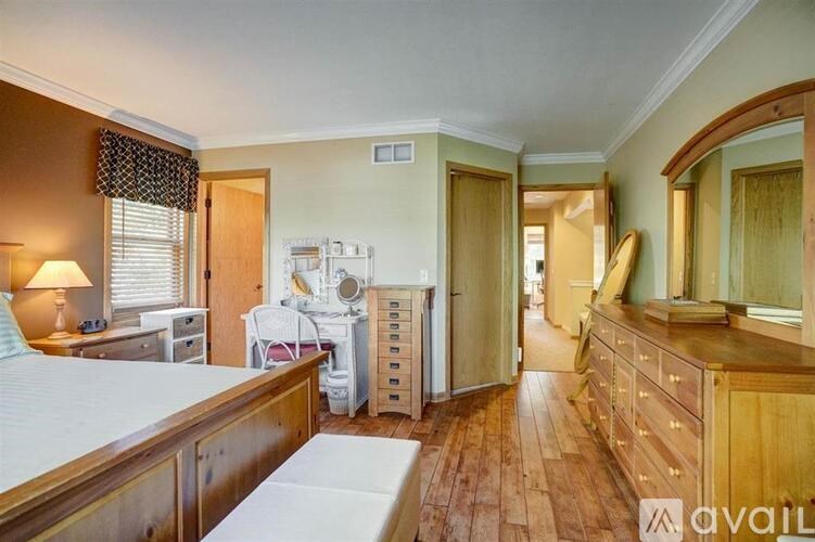 Source URL: https://prod-avail.s3.amazonaws.com/public_images/41511403/listing/1917345-15.jpg