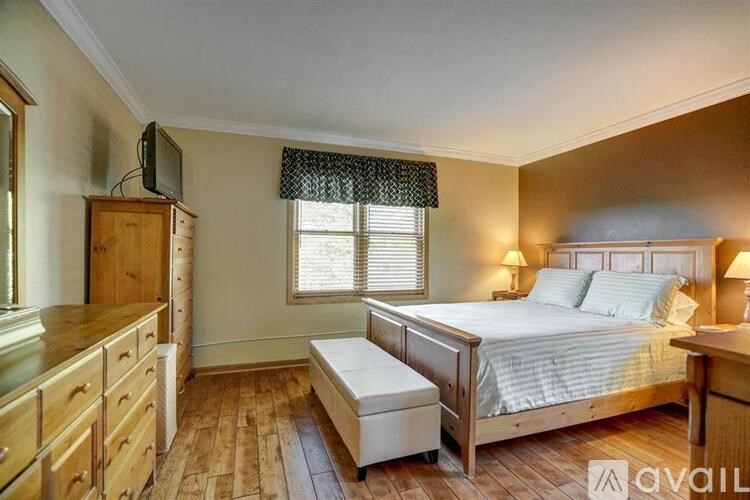 Source URL: https://prod-avail.s3.amazonaws.com/public_images/41511406/listing/1917345-14.jpg