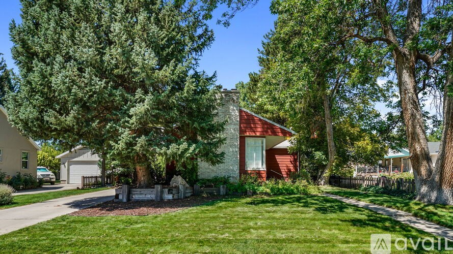 Source URL: https://prod-avail.s3.amazonaws.com/public_images/41513207/listing/Ext_front_lawn_and_house.jpg