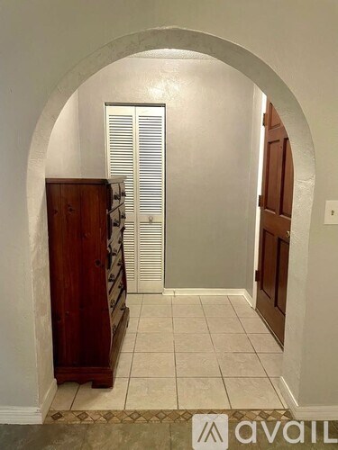 Source URL: https://prod-avail.s3.amazonaws.com/public_images/41509021/listing/entryway.jpg