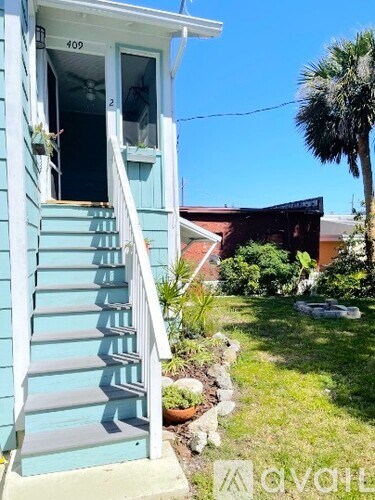 Source URL: https://prod-avail.s3.amazonaws.com/public_images/41508634/listing/entrance.jpg