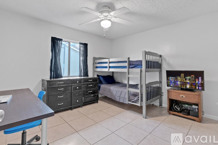 Source URL: https://prod-avail.s3.amazonaws.com/public_images/41507284/listing/15139SW92nd-27.jpg