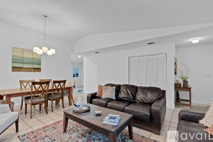 Source URL: https://prod-avail.s3.amazonaws.com/public_images/41507264/listing/15139SW92nd-18.jpg