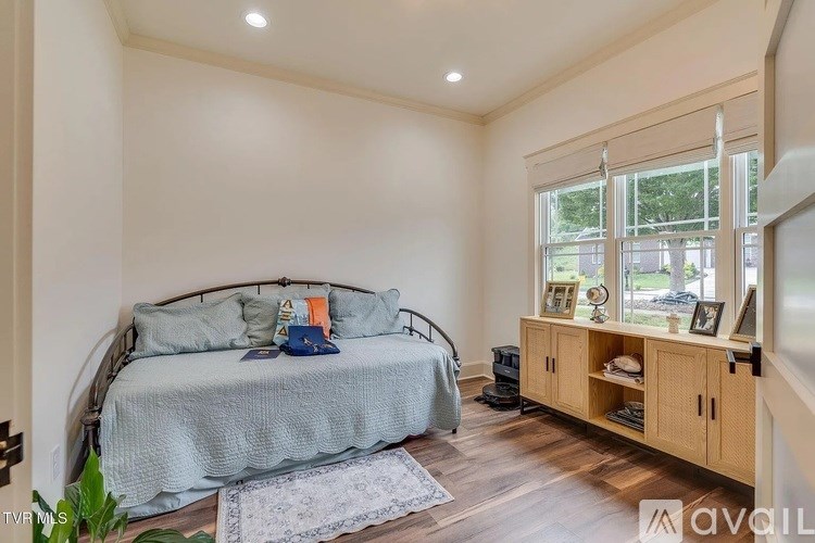 Source URL: https://prod-avail.s3.amazonaws.com/public_images/41508349/listing/Shady_31.jpg