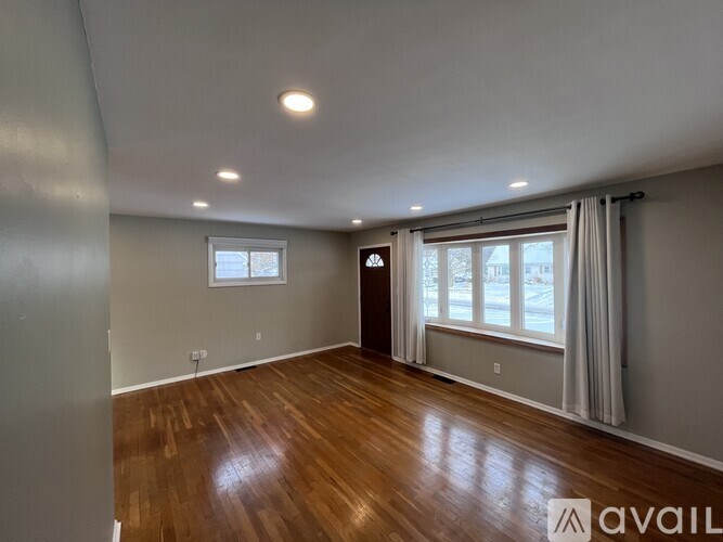 Source URL: https://prod-avail.s3.amazonaws.com/public_images/39647592/listing/IMG_5614.jpeg