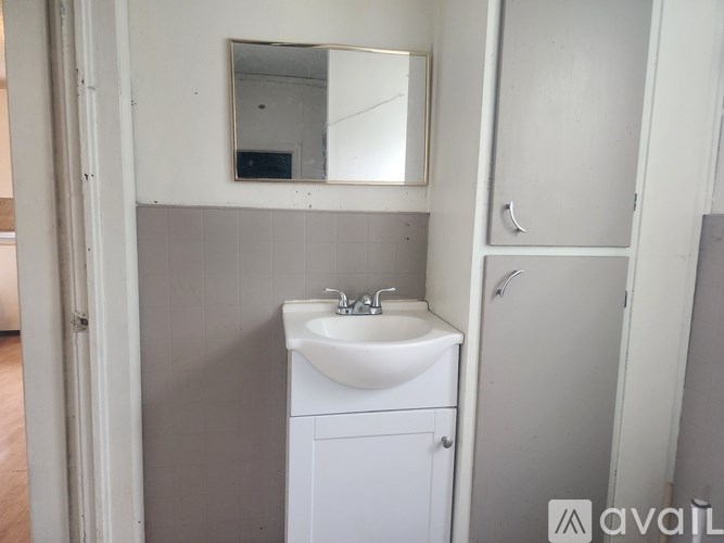 A bathroom with a sink and mirror.
