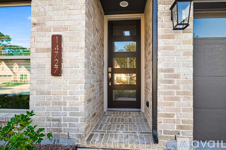 A house number 1423 is displayed on a brown signboard.
