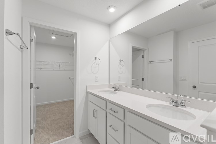 A bathroom with a white sink and a white vanity.