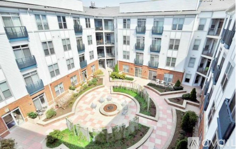 A courtyard with a fountain in the middle of it.