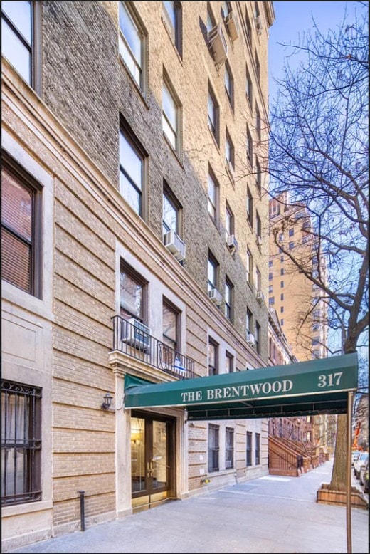 The entrance to The Brentwood building with a green awning.