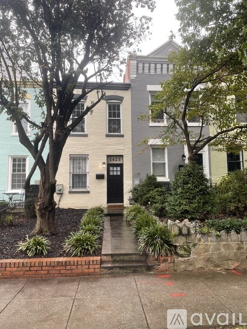 A house numbered 427 is shown with a front yard and a tree.