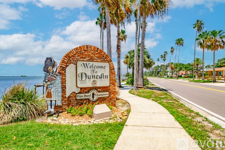 A sign that says "Welcome to Duncan" is in front of some palm trees.