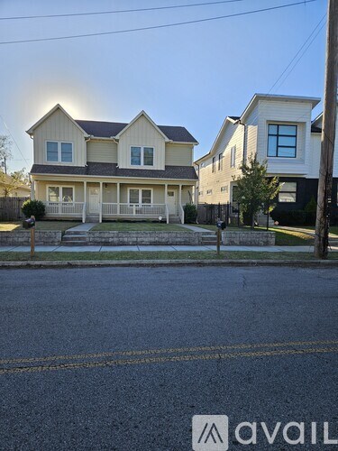A house with a front yard and a driveway in front of it.