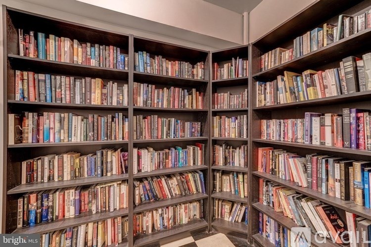 A room full of bookshelves filled with books.