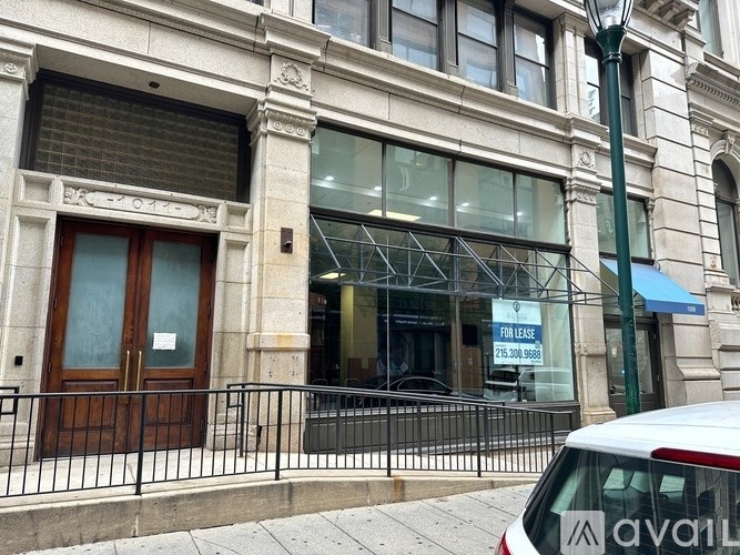 A building with a sign that says "FIN LEASE" on it.