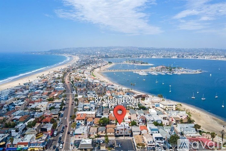A red marker indicates the location of 823 Island Court on a beachfront street.