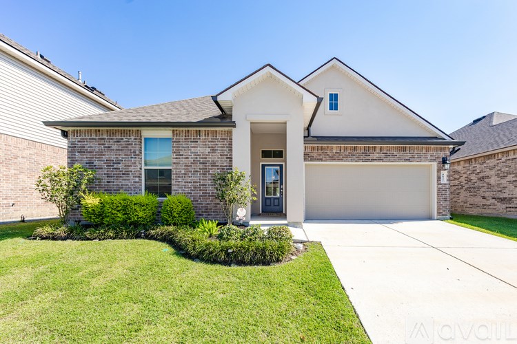 A house with a front yard and a driveway.