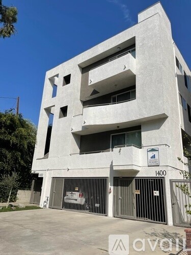 A concrete building with the number 1400 on it.