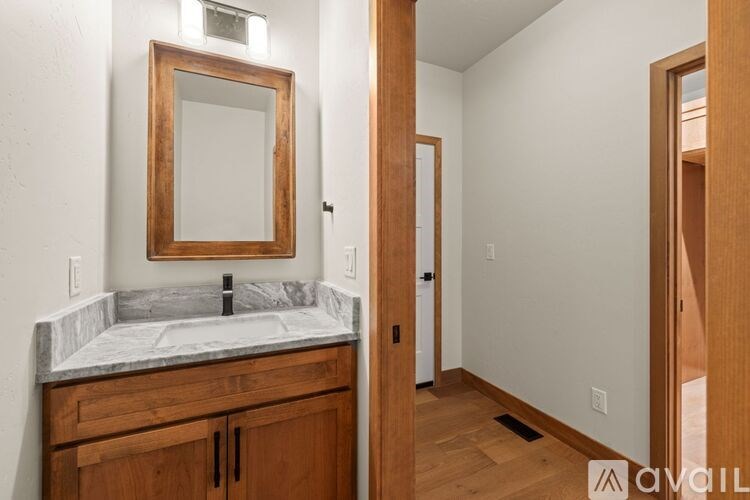 A bathroom with a sink and mirror.