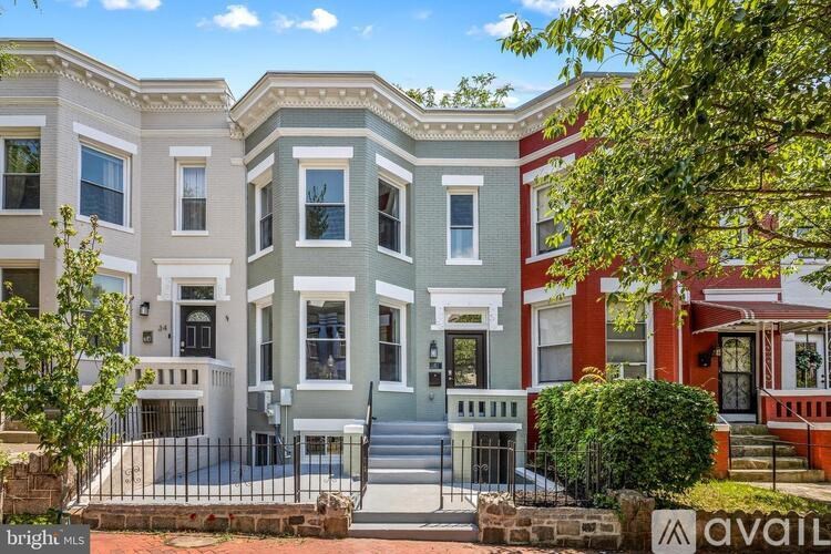 A row of houses with the middle one being grey.