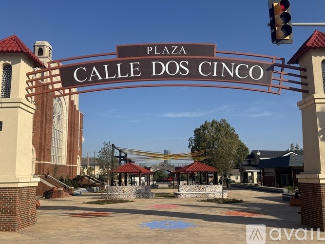 A sign that reads "Plaza Calle Dos Cinco" is above a walkway.