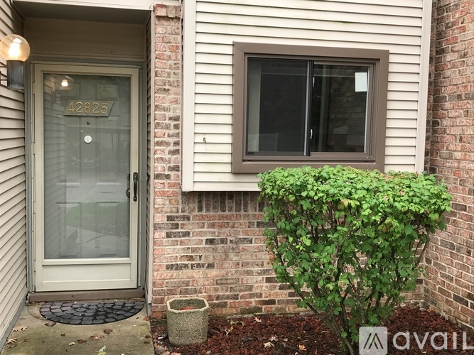 A house number 42825 is written on the glass door.