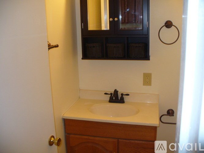 A bathroom with a sink and mirror.