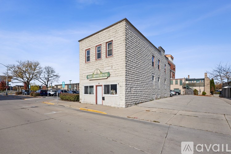 A building with the sign "SAM'S CLUB" on it.