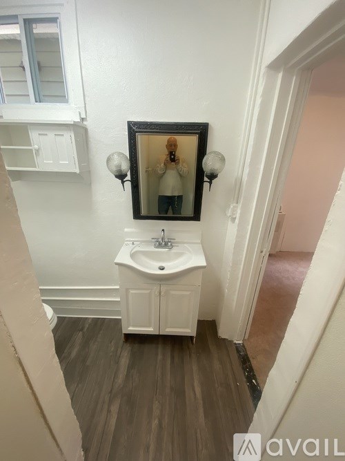 A bathroom with a sink and mirror.