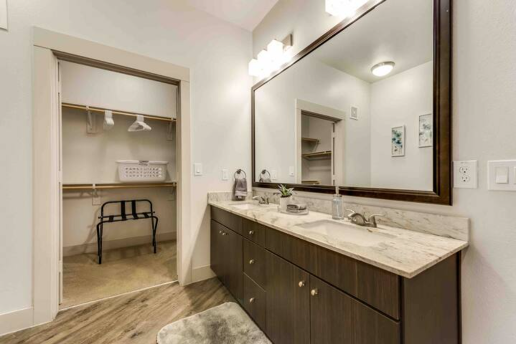 -925 S. Main St., 1 Bed House for Rent - Photo Gallery 6