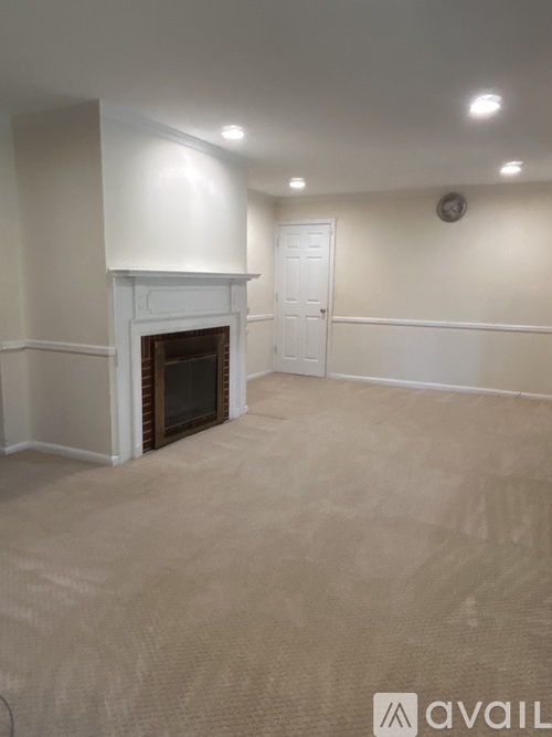 879 Grove Avenue 3 Beds Single Family Home for Rent - Photo gallery 4