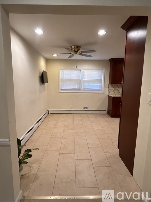 879 Grove Avenue 3 Beds Single Family Home for Rent - Photo gallery 5