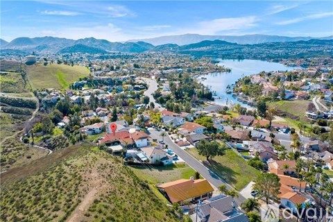 A small town with a lake and mountains in the background.